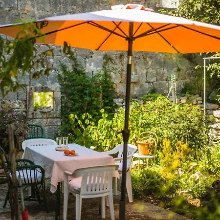 Dom wakacyjny House In With Terrace, Air Conditioning, Wifi 3709-2 Zrnovo