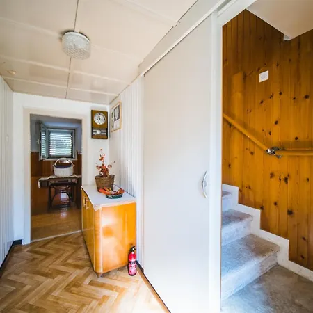 Dom wakacyjny House In With Terrace, Air Conditioning, Wifi 3709-2 Zrnovo